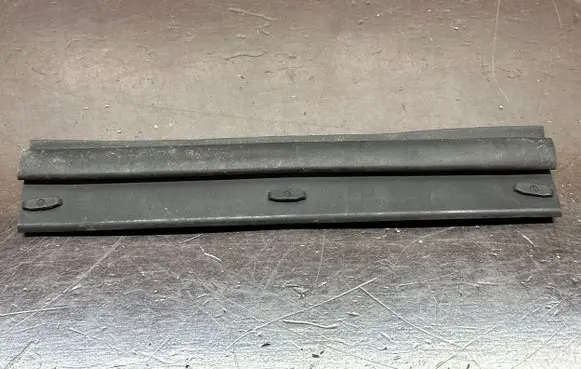 Audi A1 Engine compartment rubber 8X0823126