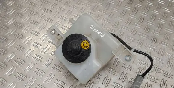 Toyota Prius+ (ZVW40) Brake fluid reservoir 