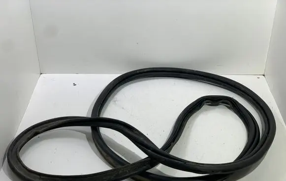 Trunk rubber seal (body)