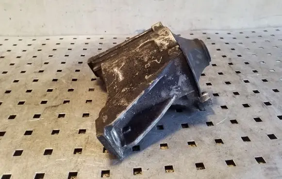 Engine mount bracket