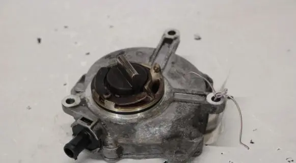 Volkswagen PASSAT B6 Vacuum pump 06D145100E
