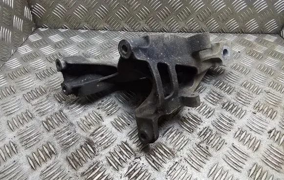 Volkswagen Transporter - Caravelle T5 Engine mounting bracket 7H0199370N
