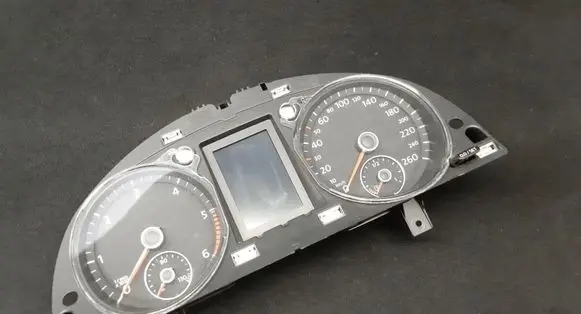 Volkswagen PASSAT B7 Speedometer (instrument cluster) 3AA920870P