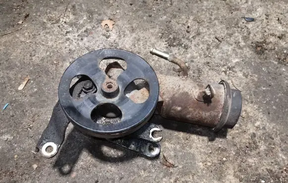 Toyota Yaris Power steering pump