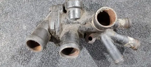 Volkswagen Golf II Engine coolant pipe/hose 030121117d