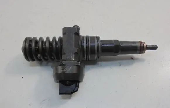 Volkswagen PASSAT B5.5 Fuel injector 038130073AL