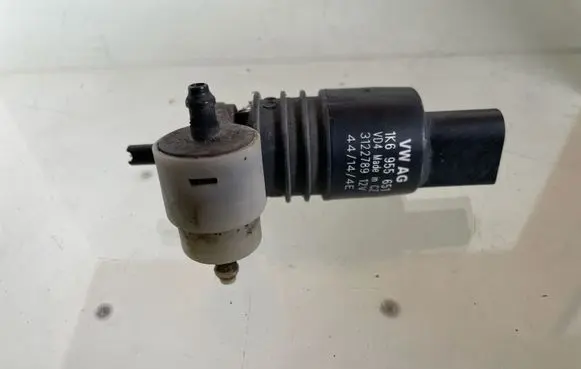 Volkswagen Touran II Windscreen/windshield washer pump 1K6955651 3122789
