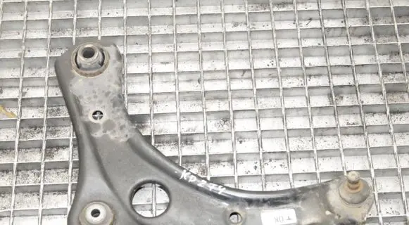Nissan Note (E12) Front lower control arm/wishbone