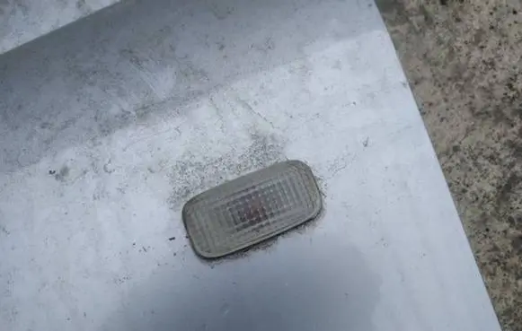 Nissan Primera Front fender indicator light