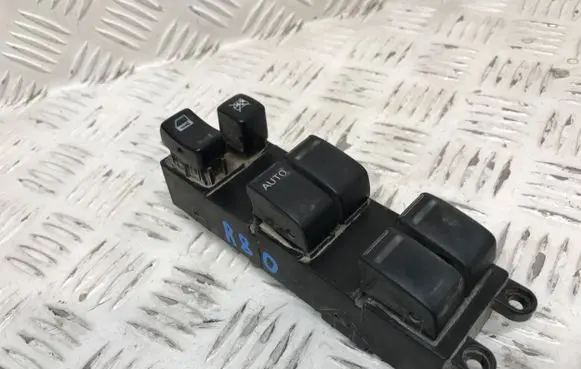 Nissan X-Trail T30 Electric window control switch