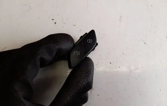 Volkswagen Jetta VI Central locking switch button 5C6962126