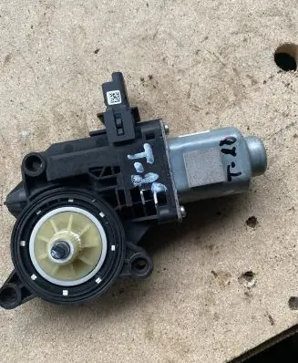 KIA Sorento Front door window regulator motor 82450-G4010