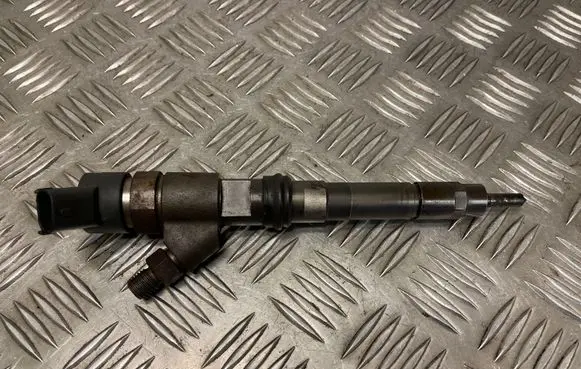 Iveco Daily 30.8 - 9 Fuel injector 0445120011