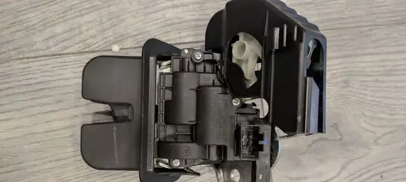 Loading door lock