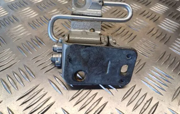 Volkswagen Touran I Rear door lower hinge 1T0833411