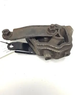 Volvo XC70 Engine mount bracket 30671219