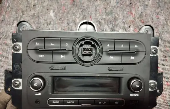 Renault Twingo III Radio/CD/DVD/GPS head unit 281153690R