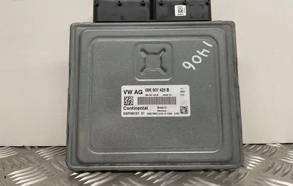 Volkswagen Golf VII Engine control unit/module 06K907425B