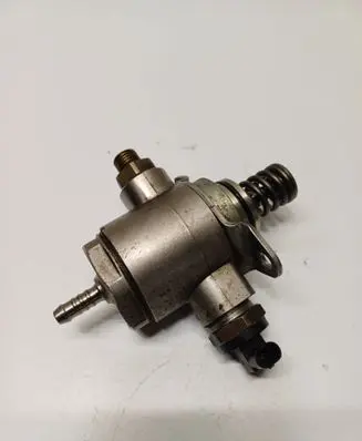 Audi A4 S4 B8 8K Fuel injection high pressure pump 06J025E