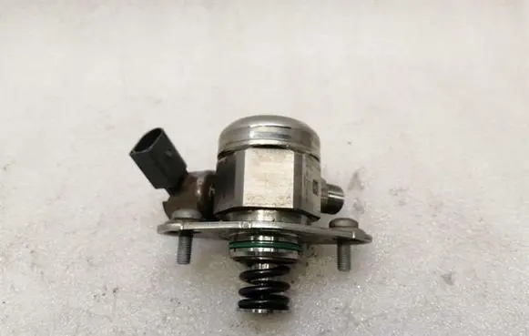 Mercedes-Benz A W176 Fuel injection high pressure pump A1330700001