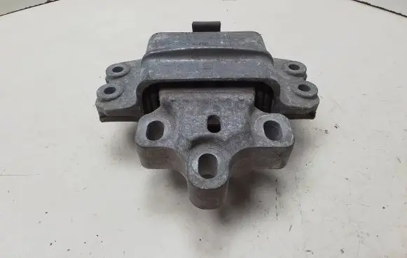 Volkswagen PASSAT B6 Engine mount bracket 3C0199555
