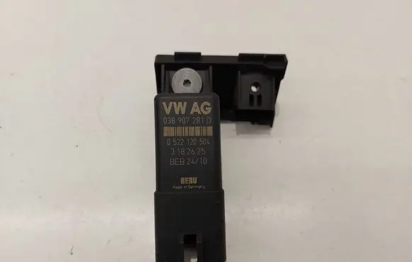 Volkswagen Golf VI Glow plug pre-heat relay 038907281D 0522120504