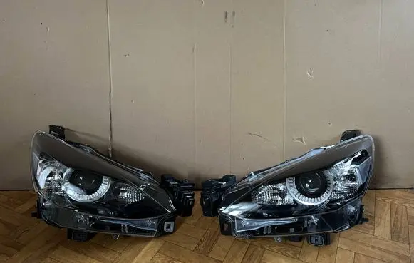 Mazda 2 Headlights/headlamps set 