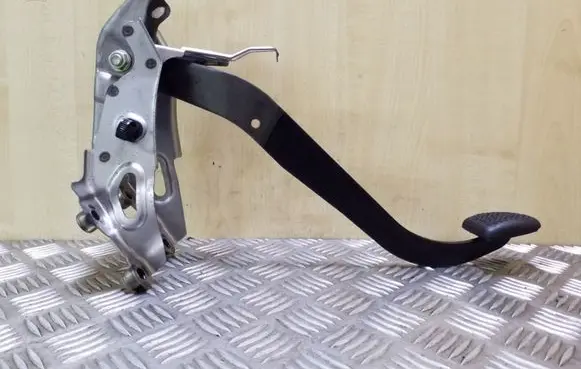 Toyota Avensis T270 Brake pedal