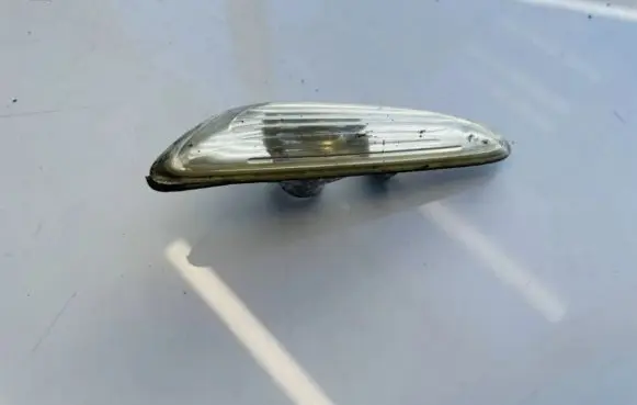 Front fender indicator light