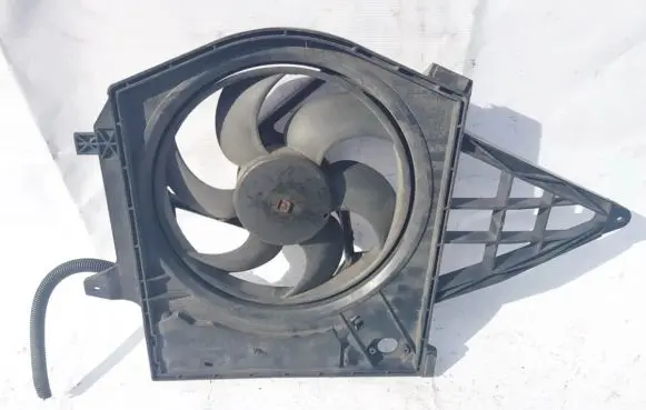 Radiator cooling fan shroud