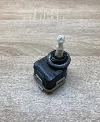Volvo S40, V40 Headlight level adjustment motor 007878