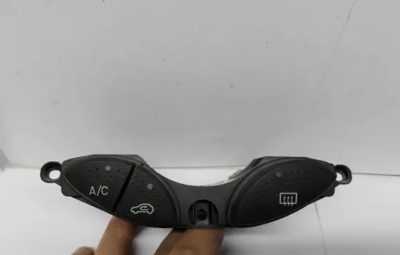 Ford Focus Windscreen/window heater switch 98AG19A945BG
