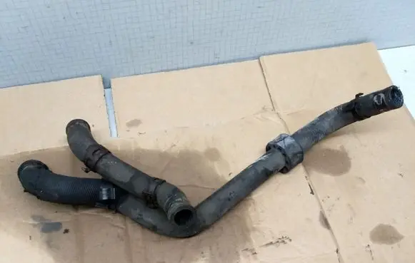 Volkswagen PASSAT B5.5 Engine coolant pipe/hose