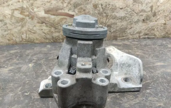 Lincoln MKS Engine mount bracket 6F012Y050A
