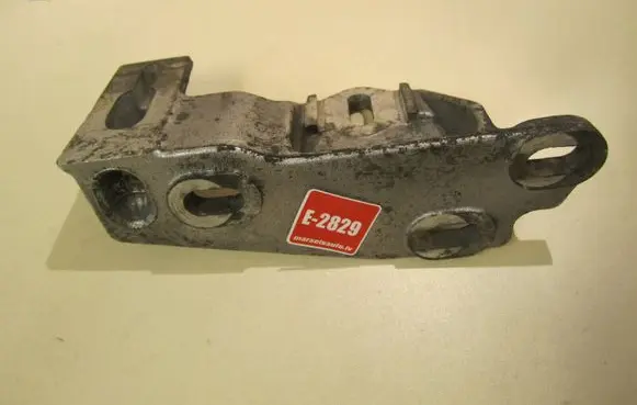 Engine mounting bracket