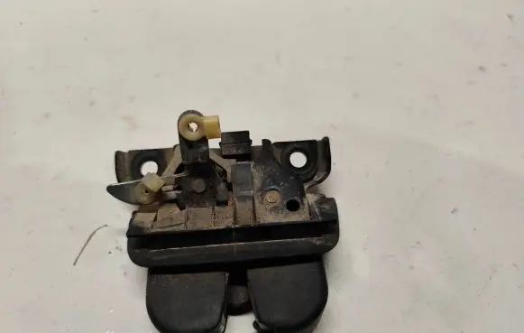 Audi A6 S6 C5 4B Tailgate/trunk/boot lock/catch/latch 4b9827505e
