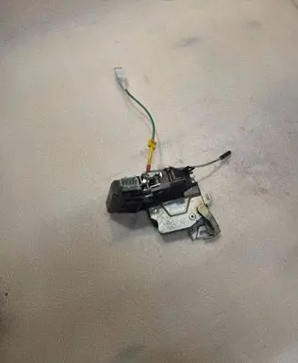 BMW 5 E34 Front door lock 8352165