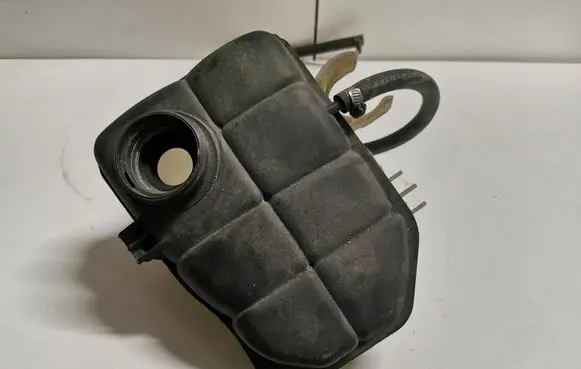 Mercedes-Benz C W203 Coolant expansion tank/reservoir 2035000049