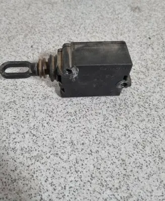 BMW 7 E38 Fuel tank cap lock 8235748 40620493
