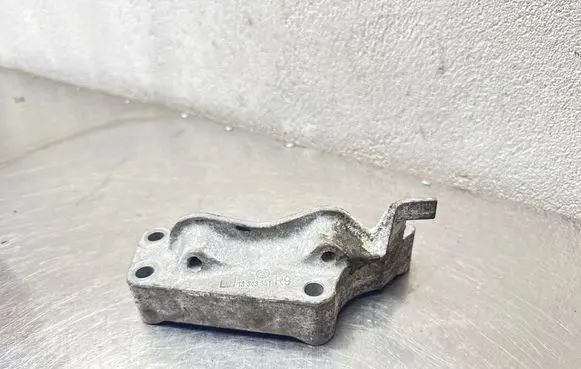 Opel Insignia A Engine mounting bracket 13343561