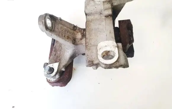 Honda CR-V Engine mount bracket 52swy