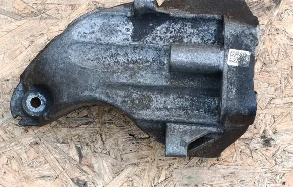Engine mounting bracket