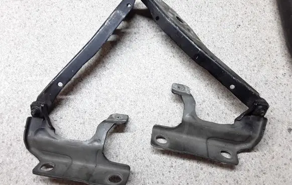 Volvo S40 Engine bonnet/hood hinges 30716252 30716253
