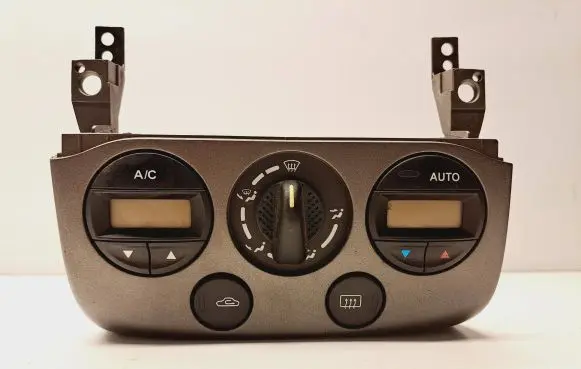 Nissan Primera Climate control unit 275109F601