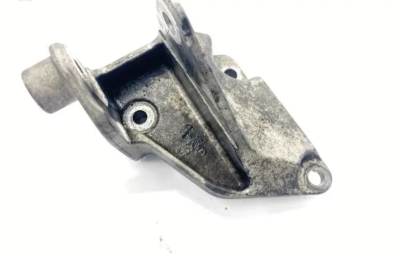 Nissan Qashqai Engine mounting bracket F6043000
