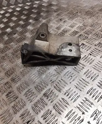 Volvo V70 Engine mounting bracket