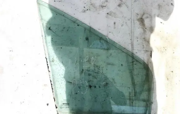 Renault Scenic I Front door vent window glass four-door 
