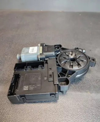 Volkswagen PASSAT B6 Front door window regulator motor 0130822451