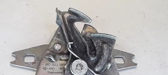 Volkswagen PASSAT B4 Engine bonnet/hood lock/catch 867823509