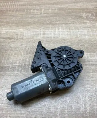 Peugeot 307 Rear door window regulator motor 0130821766 102238